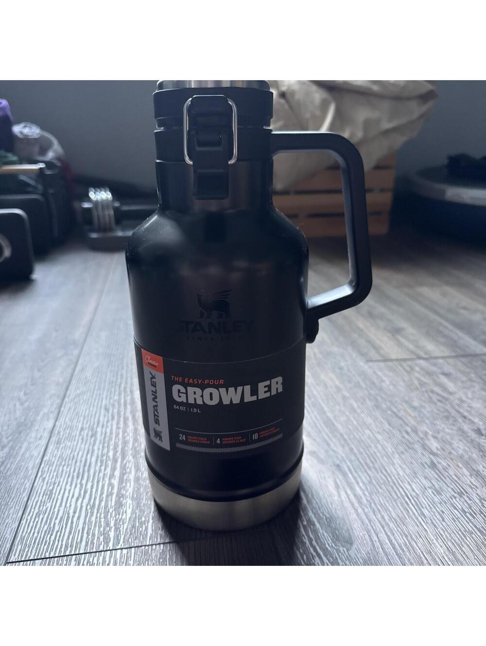 Stanley Easy-Pour Growler 64 oz Black Leakproof Vacuum Insulated Handle New